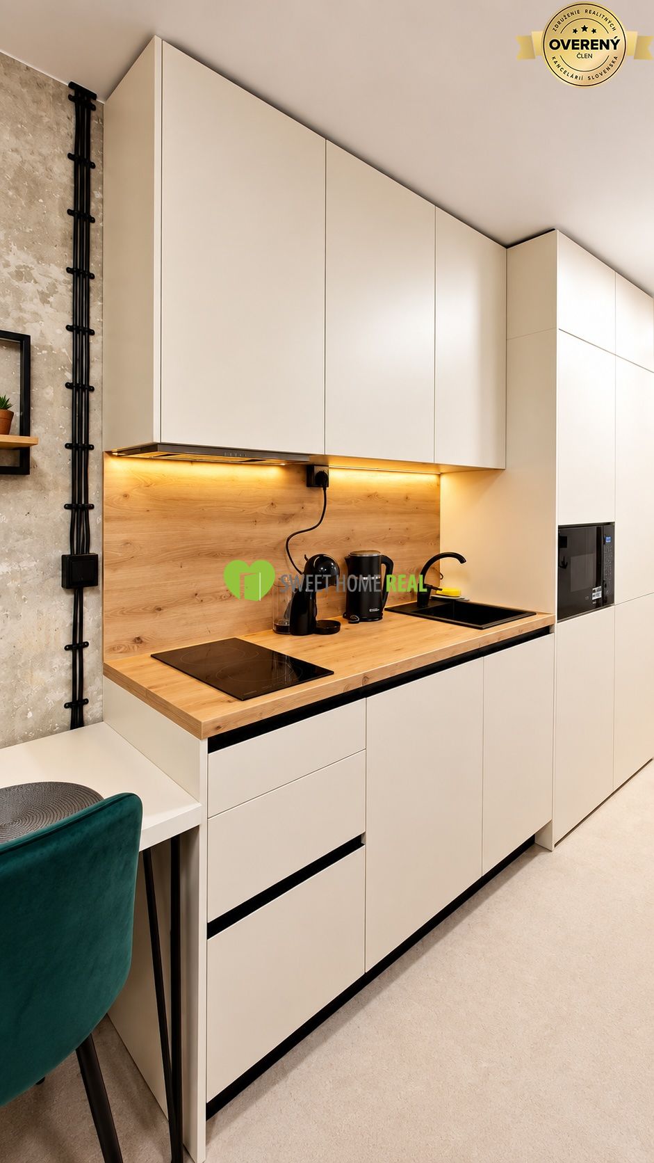 Moderná minimalistická kuchyňa s drevom.jpg